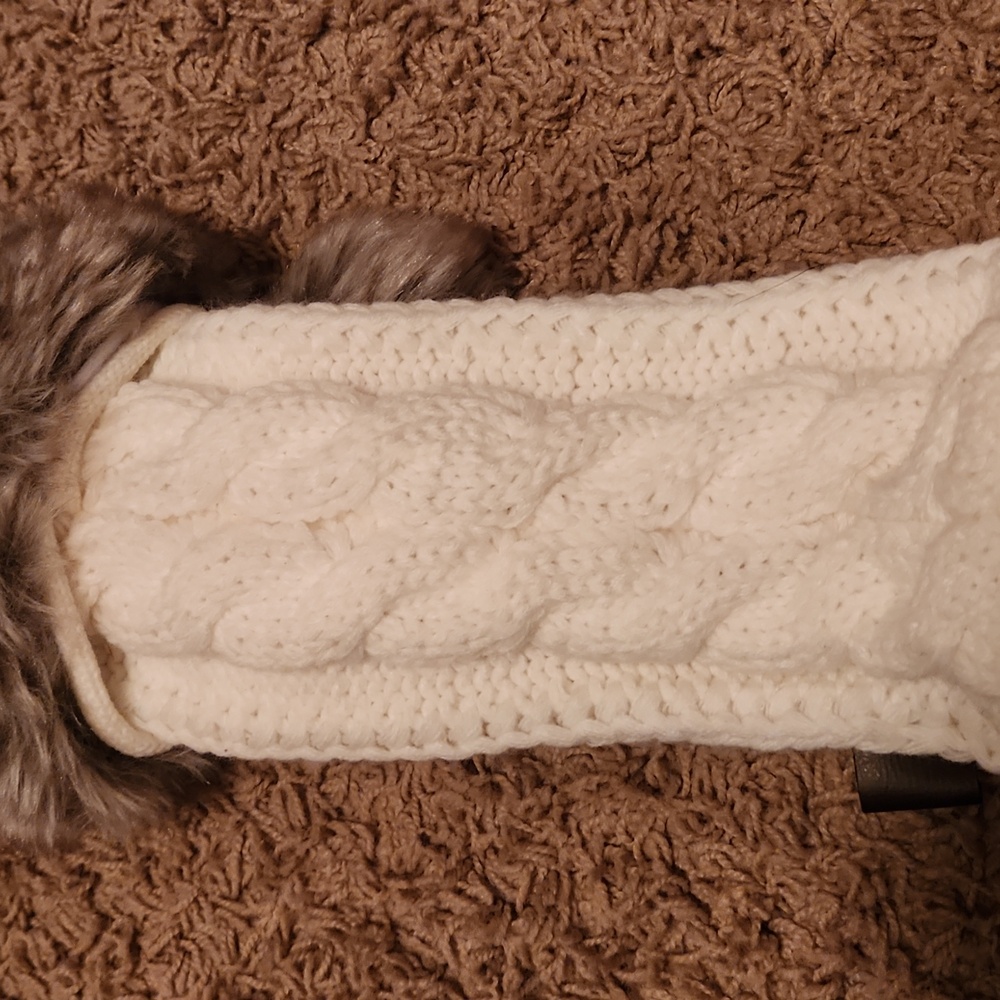 UGG Cable Knit Cream Wine Bottle Holder with Faux Fur Trim - Picture 5 of 7